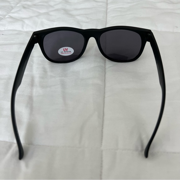 New Tiége Hanley Uncomplicated Sunglasses - Picture 9 of 16